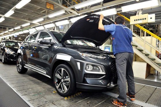 現代車蔚山（ウルサン）第１工場コナ生産ラインで職員が車両を点検している。［写真　現代車］
