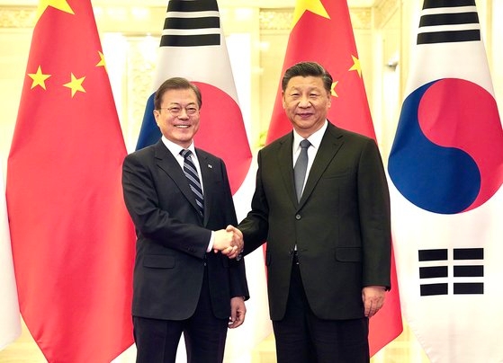 昨年１２月２３日に中国北京人民大会堂で韓中首脳会談が行われた。会談前に握手する文在寅大統領と習近平国家主席。［写真　青瓦台］