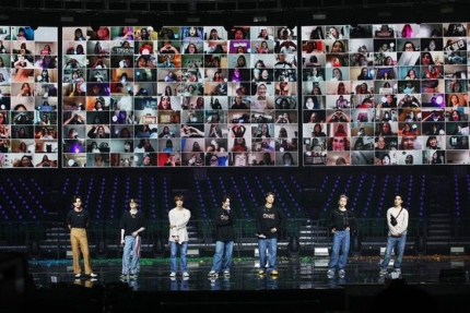 １０日にウィバースショップで生中継されたオンラインコンサート「ＢＴＳ　ＭＡＰ　ＯＦ　ＴＨＥ　ＳＯＵＬ　ＯＮ：Ｅ」。防弾少年団が画面を通じファンたちとあいさつを交わしている。［写真　ビッグヒットエンターテインメント］