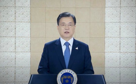 文在寅大統領が８日に韓米間の政治・経済・文化・芸術分野の交流促進に向けた非営利団体コリアソサエティーの年次夕食会でビデオメッセージで演説をしている。文大統領はこの日「終戦宣言こそ韓半島平和の始まり」としながら「韓半島終戦宣言に向け韓米両国が協力し国際社会の積極的な参加を引き出せるようになることを希望する」と明らかにした。［写真　青瓦台］