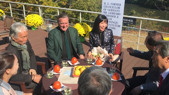 ２０１８年１１月１日、慶尚北道慶州（キョンジュ）世界文化エキスポ公園内のソルゴ美術館を訪れたシュレーダー元ドイツ首相とキム・ソヨンさん夫妻がパク・デソン画伯など関係者と対話している。　キム・ジョンソク記者