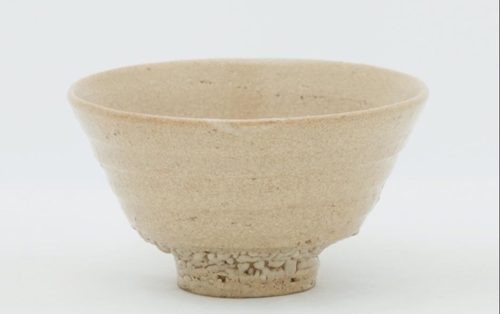 １６世紀の朝鮮井戸茶碗（口直径１４センチ、高さ８センチ、重さ２２６グラム）　［慶雲（ キョンウン）博物館提供］