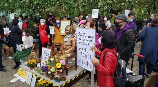 １３日、ドイツの首都ベルリンで市民が通りに設置された「平和の少女像」に対する当局の撤去命令に抗議するためミッテ区庁前で集会をしている。［写真　聯合ニュース］