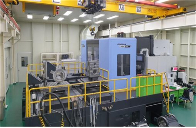 韓国機会研究院と斗山工作機械が共同で開発した４軸水平型ジグセンターの新製品（ＨＳＰ８０００）。量産実証のため斗山工作機械に設置されている。