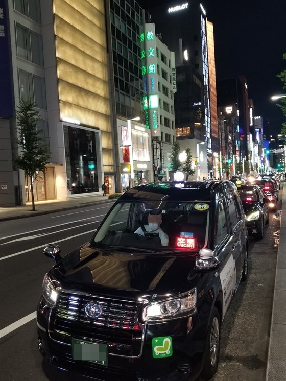 今月１２日夜、東京の代表的な繁華街・銀座に「空車」サインをつけたままのタクシーが並んでいる。ユン・ソルヨン特派員