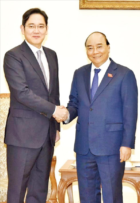 李在鎔（イ・ジェヨン）サムスン電子副会長が２０日、ベトナム・ハノイの首相官邸でグエン・スアン・フック首相と握手している。　サムスン電子提供