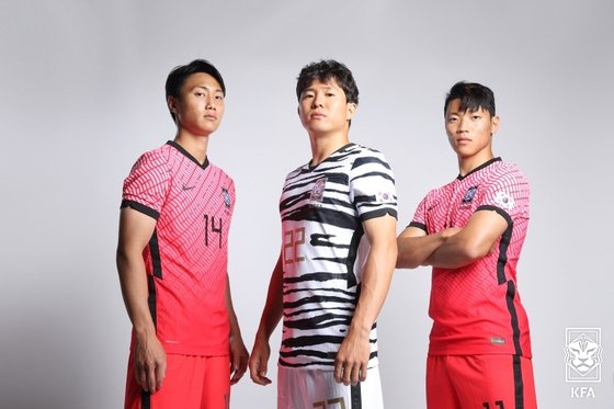 サッカー韓国代表の新しいユニホームを着た白昇浩（ペク・スンホ）、権昶勲（クォン・チャンフン）、黄喜燦（ファン・ヒチャン、左から）。［写真　大韓サッカー協会］