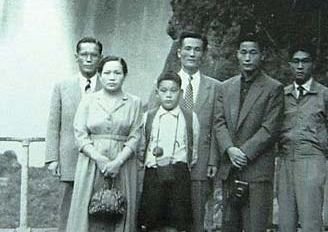 １９５３年、日本旅行中に父・李秉チョル（イ・ビョンチョル）会長、母・朴杜乙（パク・ドゥウル）氏と共に過ごした李健熙（イ・ゴンヒ）会長（左から）。［中央フォト］