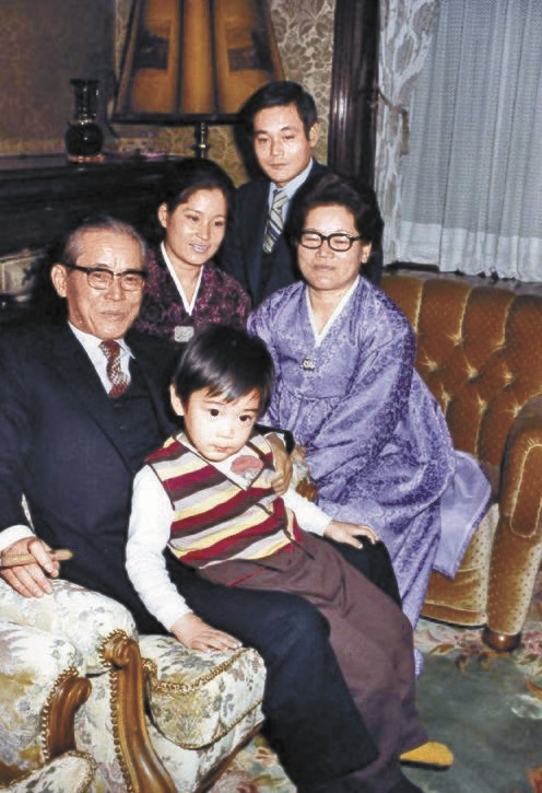 李秉チョル（イ・ビョンチョル）会長の６２歳の誕生日を迎えた１９７２年にソウル・奨忠洞の自宅で撮った家族写真。左側２人目から時計方向に五女の李明熙（イ・ミョンヒ）新世界会長、李健熙（イ・ゴンヒ）会長、長女の李仁熙（イ・インヒ）ハンソル顧問、当時５歳だった李在鎔（イ・ジェヨン）副会長［中央フォト］