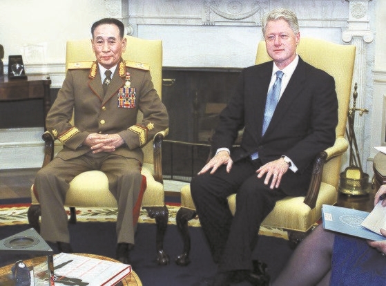 ２０００年１０月１０日、北朝鮮の趙明禄（チョ・ミョンロク）国防委員会第１副部長兼総政治局長（左側）がビル・クリントン米大統領を表敬訪問した。米朝は当時、敵対関係の清算を盛り込んだ共同コミュニケを発表した。　［中央フォト］