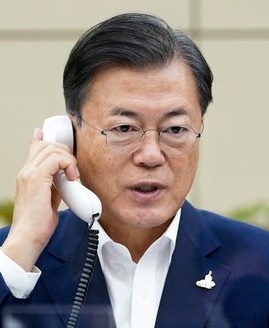 韓国の文在寅（ムン・ジェイン）大統領が先月２４日、菅義偉首相と電話会談をしている。［写真　青瓦台］