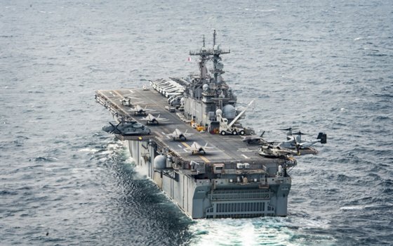 米海軍の強襲揚陸艦「ワスプ」（ＬＨＤ１）甲板に垂直離着陸ステルス戦闘機Ｆ－３５Ｂが並んでいる。「ワスプ」は１０機のＦ－３５Ｂを運用する。韓国海軍もこのように軽空母として使用できる多目的大型輸送艦を建造する計画だ。［写真　米海軍］