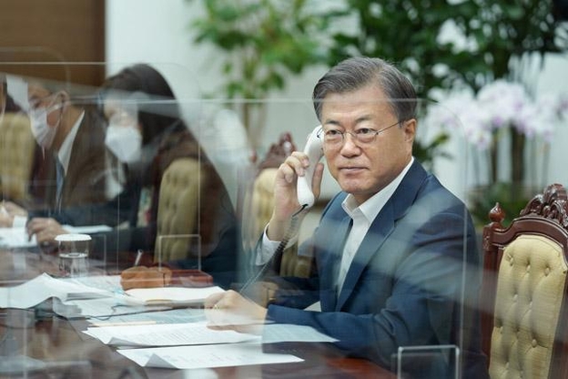 韓国の文在寅（ムン・ジェイン）大統領が２７日午前、青瓦台（チョンワデ、大統領府）与民館（執務室）でカナダのジャスティン・トルドー首相と電話会談を行っている。［写真　青瓦台］
