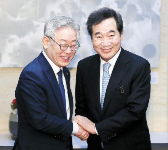 共に民主党の李洛淵代表と李在明京畿道知事。イム・ヒョンドン記者