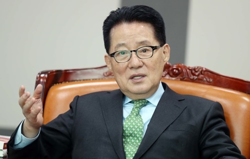 韓国の朴智元（パク・ジウォン）国家情報院長。