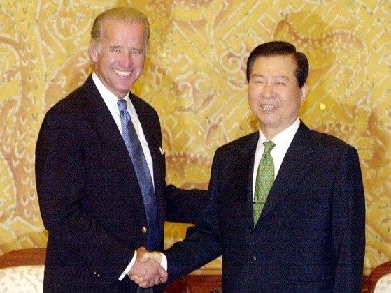 ２００１年、青瓦台で会った当時の金大中（キム・デジュン）大統領（右）とバイデン上院外交委員長。［中央フォト］