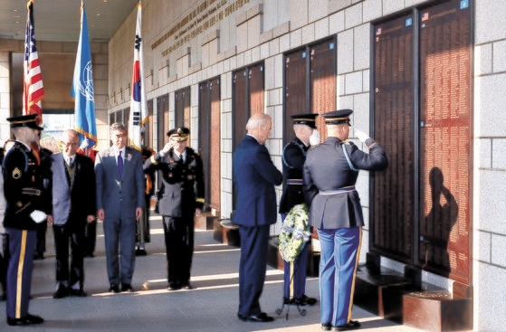 米大統領に当選したジョー・バイデン氏（右から３人目）が副大統領時代の２０１３年１２月７日にソウルの戦争記念館で韓国戦争での米軍戦死者の名前が彫られた碑に献花している。彼は当時自分が知る２人の戦死者を見つけて敬意を示し。左から３人目は当時のソン・キム駐韓米国大使。［中央フォト］