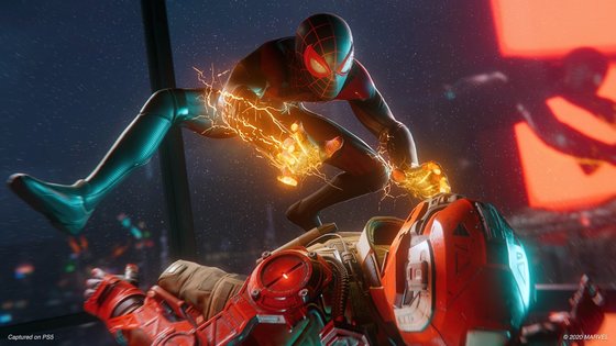 プレイステーション５用でも発売される「Ｍａｒｖｅｌ’ｓ　Ｓｐｉｄｅｒ－Ｍａｎ：　Ｍｉｌｅｓ　Ｍｏｒａｌｅｓ」ゲーム内の一場面。［写真　ソニー・インタラクティブエンタテインメント］