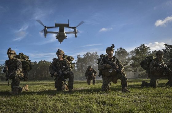 米海兵隊特殊戦学校の訓練兵がティルトローター輸送機ＭＶ－２２オスプレイから降りて敵陣に浸透する訓練をしている。［写真　米海兵隊］