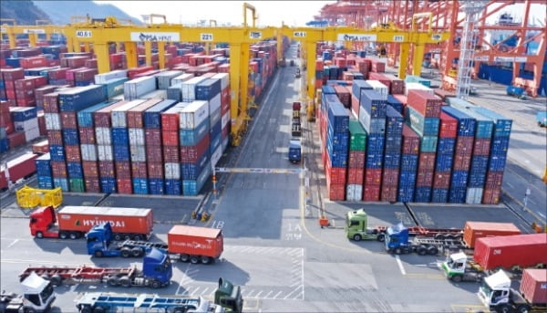年末の船舶貨物需要が急増しコンテナ品薄現象が現れている。１３日、釜山新港に輸出する製品を入れたコンテナが積まれている。［写真　ＨＭＭ］
