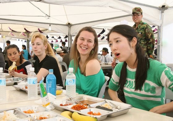 ２００７年『美女たちのおしゃべり』で同僚と軍隊の食事を体験した藤田小百合（右）。イ・ホヒョン記者