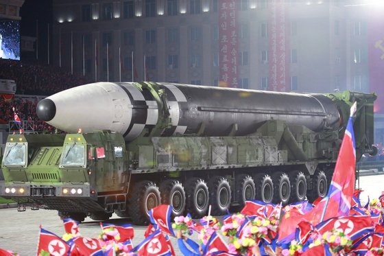 北朝鮮の党創建７５周年閲兵式で公開された新型ＩＣＢＭ「火星１６」