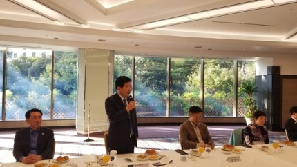 韓日議員連盟の金振杓会長が１４日に東京都内のホテルで東京特派員らと記者懇談会を行い３日間の訪日成果について説明している。ユン・ソルヨン特派員