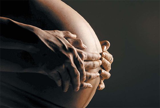 日本出身タレントの藤田小百合（芸名・さゆり）の出産以降、非婚女性の妊娠・出産に対する賛否論争が熱い。パク・ジョングン記者