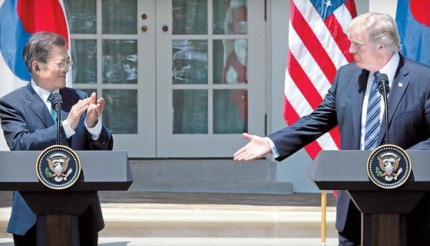 文在寅大統領が２０１７年６月３０日にホワイトハウスで共同メディア発表を終え拍手をするとトランプ米大統領が握手を求めた。キム・ソンリョン記者