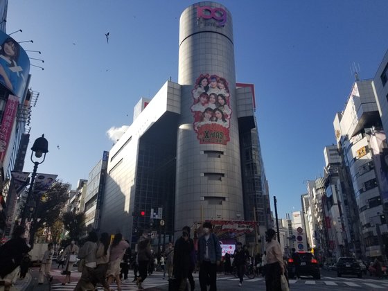 ２２日、東京渋谷中心部にある渋谷１０９の外壁にＮｉｚｉＵ（ニジュー）の大型写真が掲げられている。ユン・ソルヨン特派員