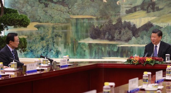 韓国の李海チャン（政イ・ヘチャン）前「共に民主党」代表（左）が２０１７年５月１２日、文在寅（ムン・ジェイン）大統領の特使として訪中して習近平国家主席と面談している。［写真　北京共同取材団］