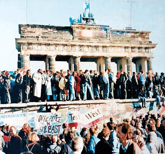 １９８９年、ベルリンの壁崩壊をドイツ人が祝っている。翌年のドイツ統一は戦略家エゴン・バール氏の東方政策が土台になった。［写真　ドイツ連邦文書庁］