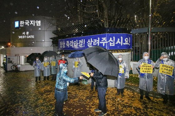韓国ＧＭ協力企業の団体ある協信会が１９日、仁川市富平区の韓国ＧＭ西門で労使の協力を訴えた。［写真　韓国ＧＭ協信会提供］