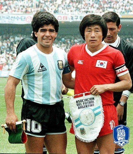 １９８６年Ｗ杯当時のアルゼンチン代表のマラドーナ氏（左）と韓国代表のパク・チャンソン氏（右）。　［写真＝大韓サッカー協会］