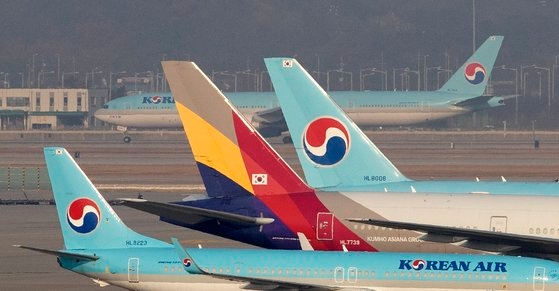 仁川空港の駐機場で大韓航空機とアシアナ航空機が離陸準備をしている。イム・ヒョンドン記者