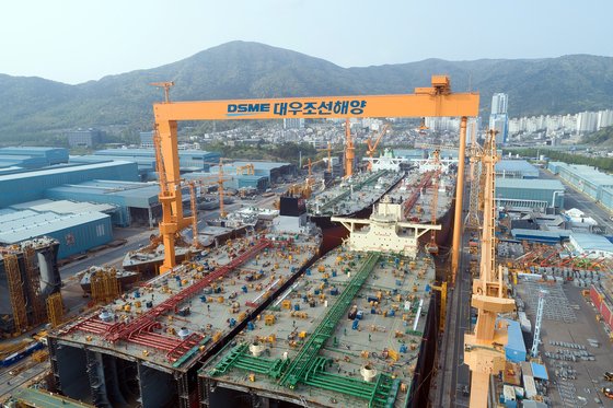 昨年大宇造船海洋巨済造船所で建造された超大型原油運搬船４隻。［写真　大宇造船海洋］