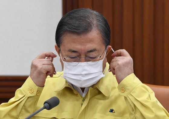 韓国の文在寅（ムン・ジェイン）大統領が１３日午後、政府ソウル庁舎で開かれた中央災難（災害）安全対策本部会議でマスクを取っている。［写真　青瓦台写真記者団］