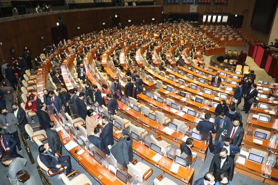 １４日、ソウル汝矣島（ヨイド）国会本会議場で対北朝鮮ビラ散布禁止法が可決された後、共に民主党議員が本会議場から出ている。オ・ジョンテク記者