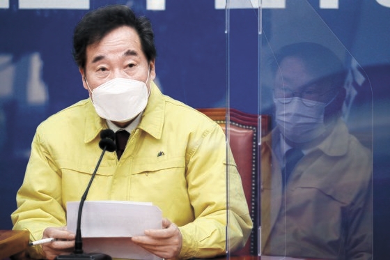 共に民主党の李洛淵（イ・ナギョン）代表が１６日午前、尹錫悦検察総長の停職懲戒に対する立場を発表している。オ・ジョンテク記者