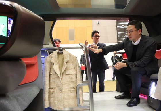 ＬＧの具光謨代表が２月にＬＧエレクトロニクスのデザイン経営センターを訪問し未来型コネクテッドカー内部に設置された衣類管理機のデザインをチェックしている。［写真　ＬＧエレクトロニクス］