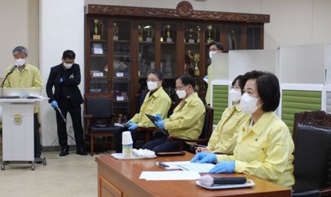 秋美愛法務部長官が２９日、ソウル東部拘置所を訪問し、新型コロナ集団発生に関する現況の報告を受けている。　法務部提供