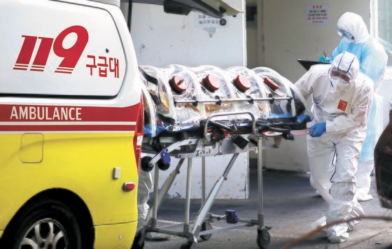 今年１０月、釜山北区の療養病院で発生した職員・患者など新型コロナ感染者５３人が、救急車で隔離病院に移送された。記事とは無関係。　ソン・ボングン記者