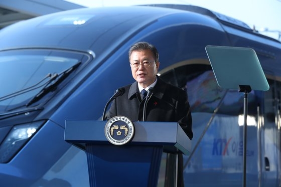 ４日午前、江原道の原州（ウォンジュ）駅舎で開かれた低炭素・エコ高速列車「ＫＴＸ－イウム（ＥＭＵ）」の開通式に出席した文在寅（ムン・ジェイン）大統領。　青瓦台写真記者団