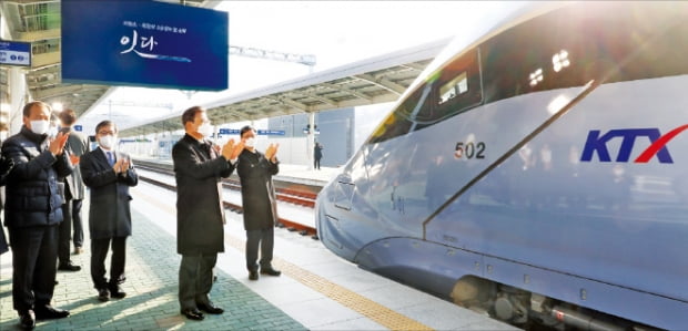 文在寅大統領が４日、江原道原州駅舎で開かれた低炭素・環境にやさしい高速列車「ＫＴＸ－イウム」開通式でプラットホームに到着する列車を拍手で迎えている。