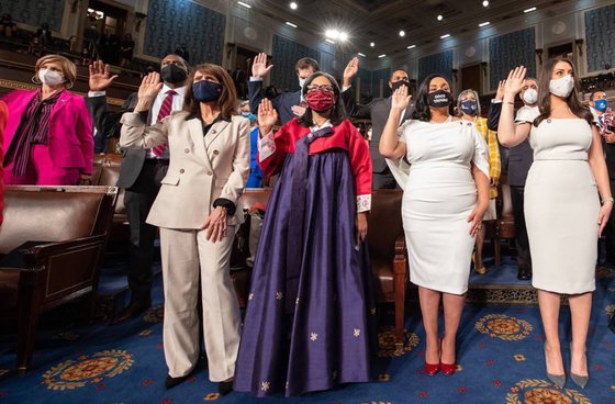 米国第１１７代議会開院式で韓服を着て議員宣誓を行うマリリン・ストリックランド議員。［写真　ツイッターキャプチャー］