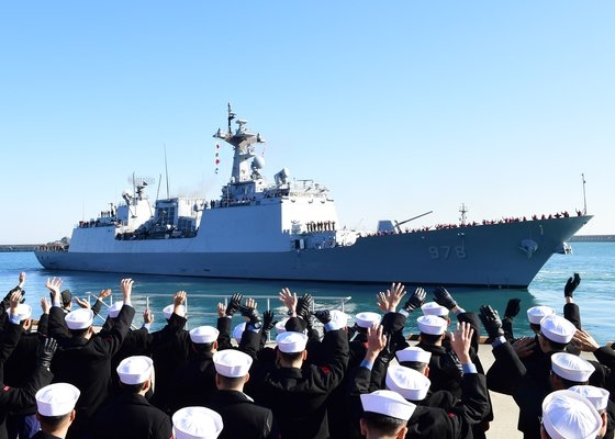 韓国国防部がホルムズ海峡一帯に派遣した清海部隊の駆逐艦「王建」の様子。