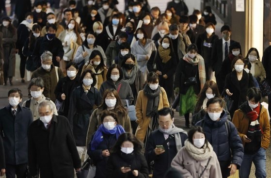 日本で新型肺炎が拡大している中、先月１４日東京新宿駅近所が通行人で混みあっている。