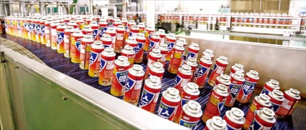 忠清南道牙山（アサン）にある大陸製缶の工場で携帯用ブタンガスが生産されている。［写真　大陸製缶］