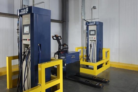 米プラグパワー社の顧客物流倉庫に設置された水素充填装置と燃料電池リフト車。　写真　ＳＫ