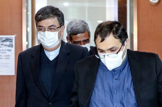 韓国外交部はイランの韓国船舶抑留に関連して５日、駐韓イラン大使を呼んで抗議した。シャベスタリ大使がこの日、韓国の外交部庁舎を後にしている。キム・ソンニョン記者